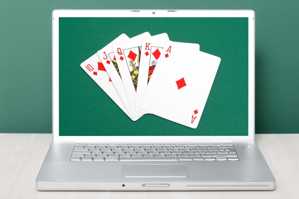 pokerhand på en laptopskärm